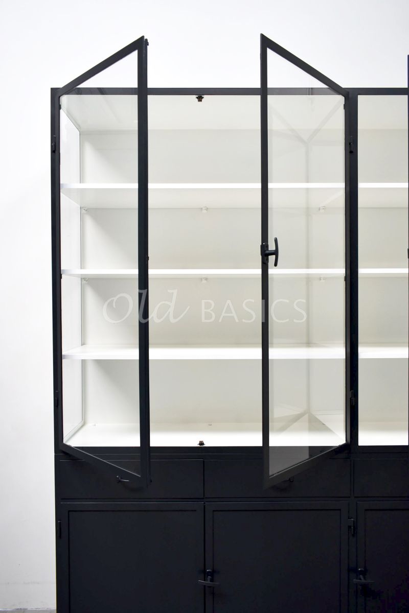 Detail van Apothekerskast Ferro, 3 deuren, RAL7021, grijs, zwart, materiaal staal